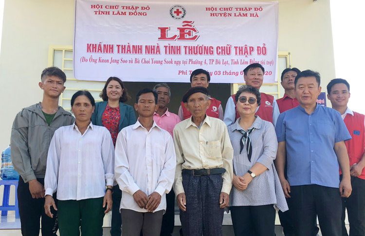 Hội Chữ thập đỏ tỉnh và các tình nguyện viên Hàn Quốc khánh thành căn nhà tình thương CTĐ thứ 14 dành cho hộ nghèo, khó khăn, có người khuyết tật