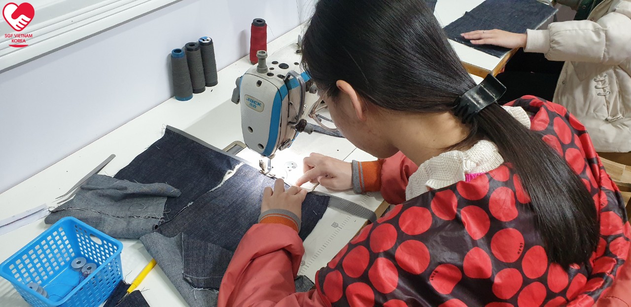 Hình ảnh lớp học làm túi xách thủ công 1