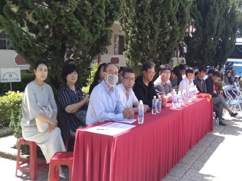 Đoàn tài trợ Hàn Quốc đến thăm và tặng quà cho học sinh tại xã Đạ Nhim 1