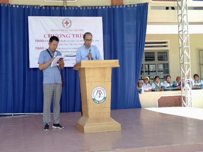 Đoàn tài trợ Hàn Quốc đến thăm và tặng quà cho học sinh tại xã Đạ Nhim 2