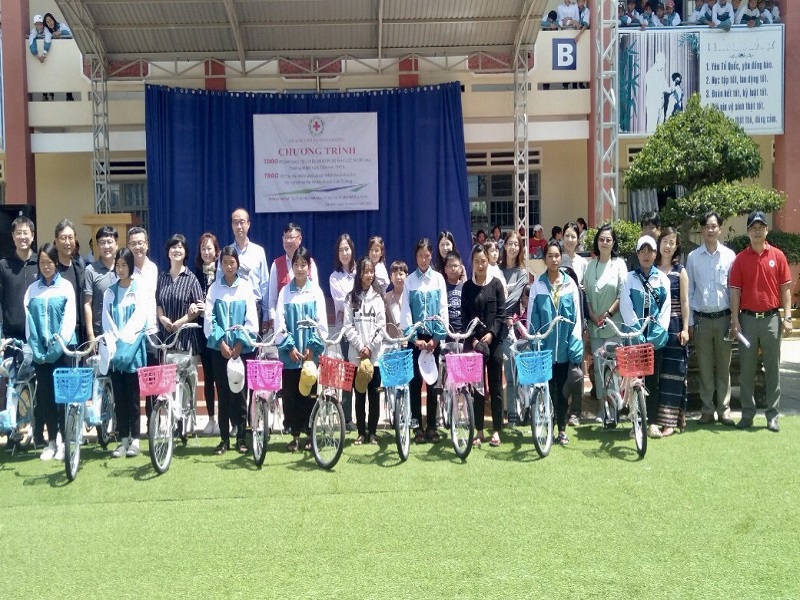 Đoàn tài trợ Hàn Quốc đến thăm và tặng quà cho học sinh tại xã Đạ Nhim 3