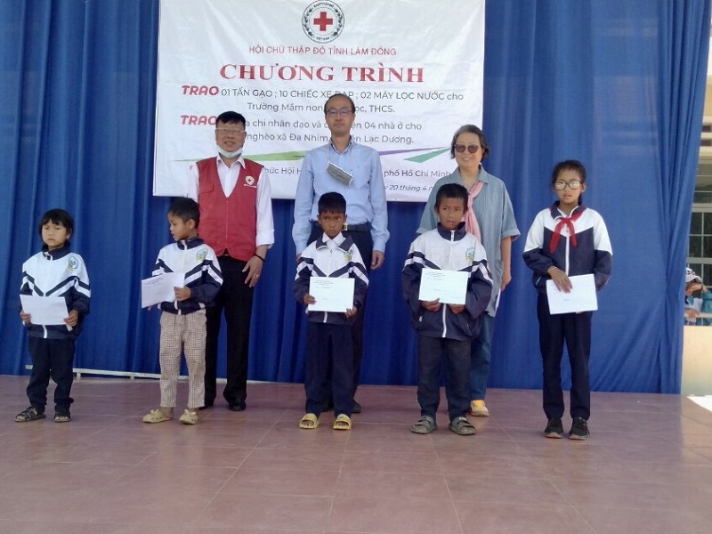 Đoàn tài trợ Hàn Quốc đến thăm và tặng quà cho học sinh tại xã Đạ Nhim 4