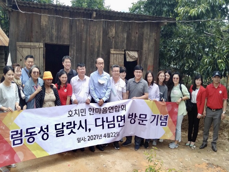 Đoàn tài trợ Hàn Quốc đến thăm và tặng quà cho học sinh tại xã Đạ Nhim 5