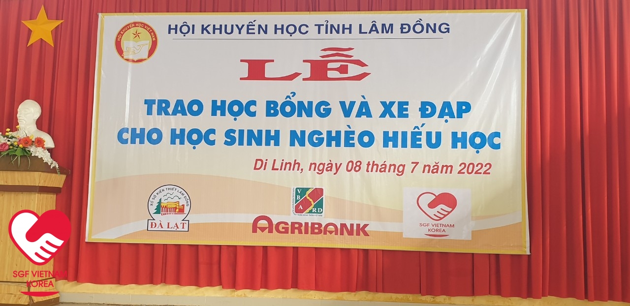 Tặng học bổng và xe đạp cho học sinh nghèo hiếu học