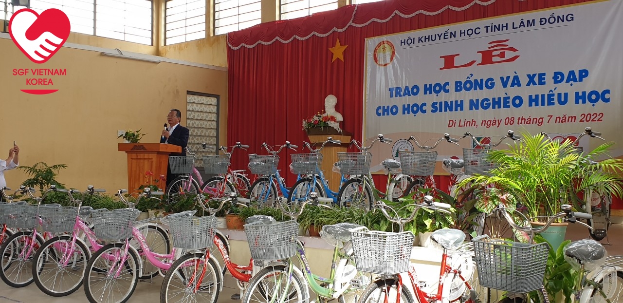 Tặng học bổng và xe đạp cho học sinh nghèo hiếu học