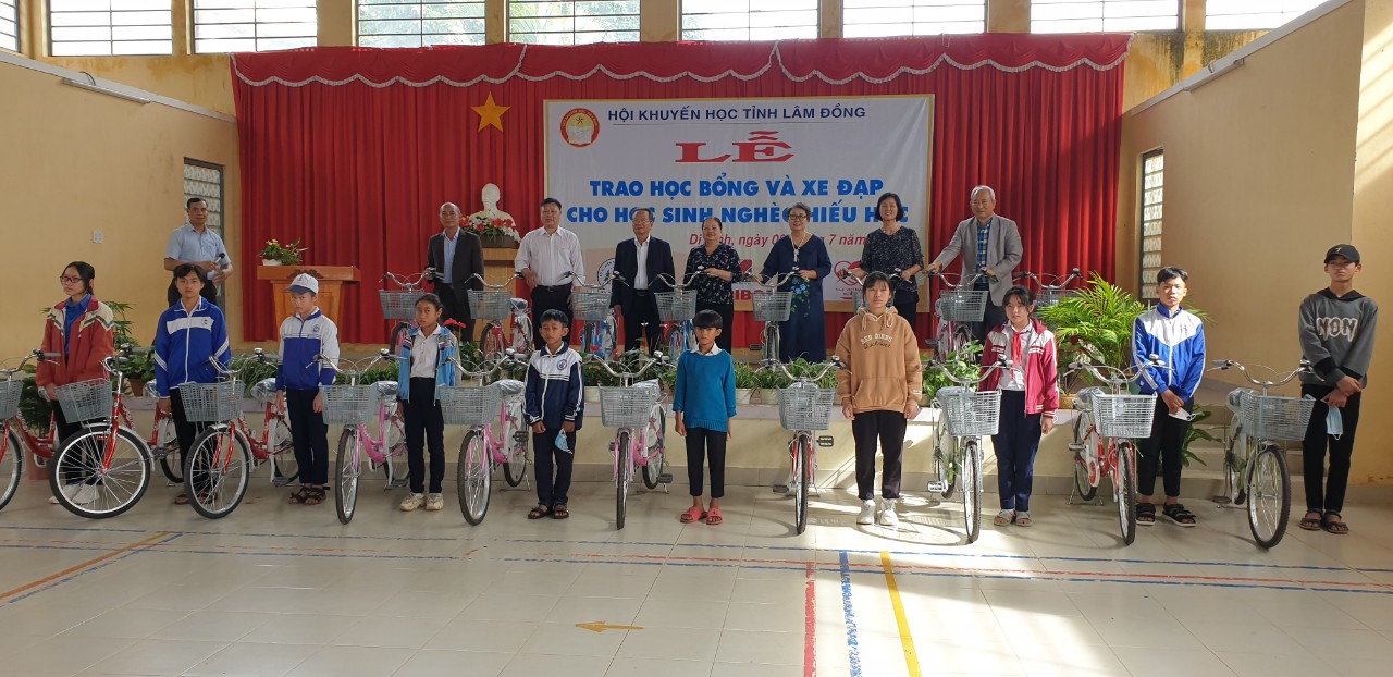 Tặng học bổng và xe đạp cho học sinh nghèo hiếu học