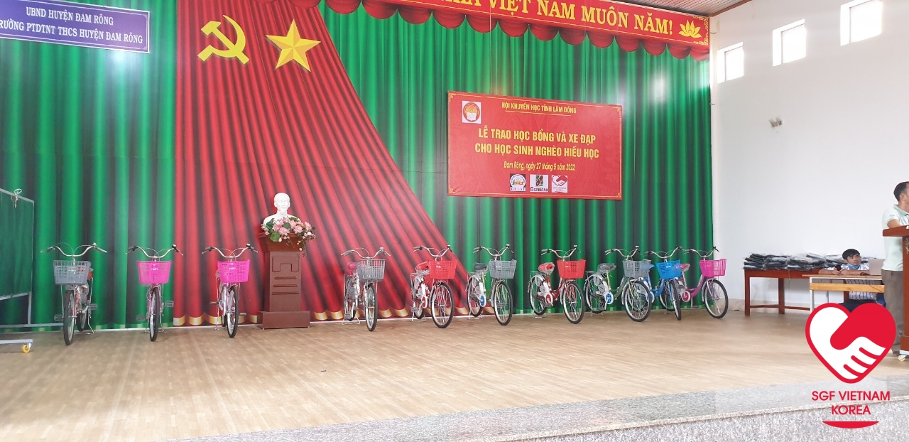 trao học bổng và quà cho học sinh Đam Rông 3
