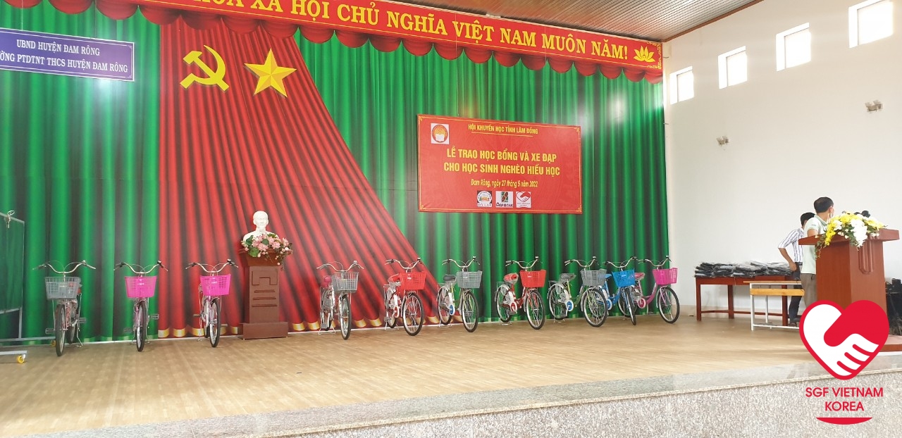 trao học bổng và quà cho học sinh Đam Rông 3