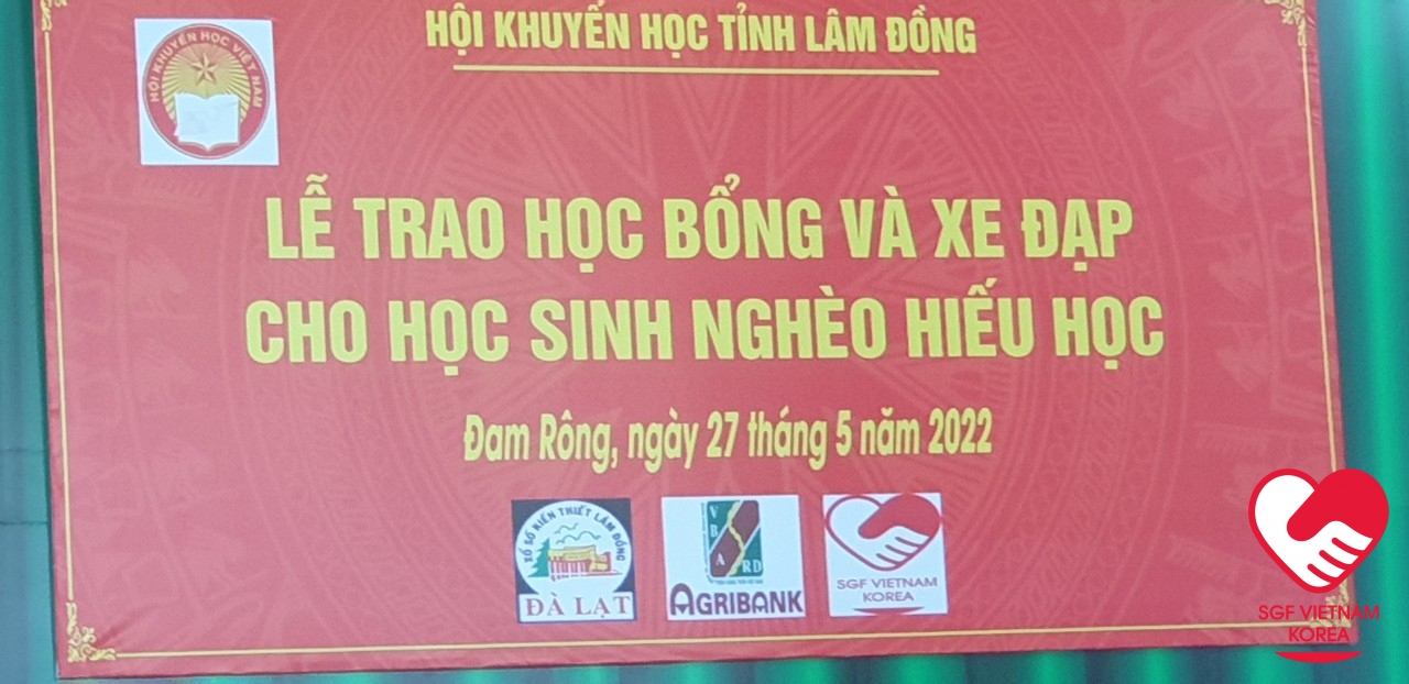 trao học bổng và quà cho học sinh Đam Rông 3