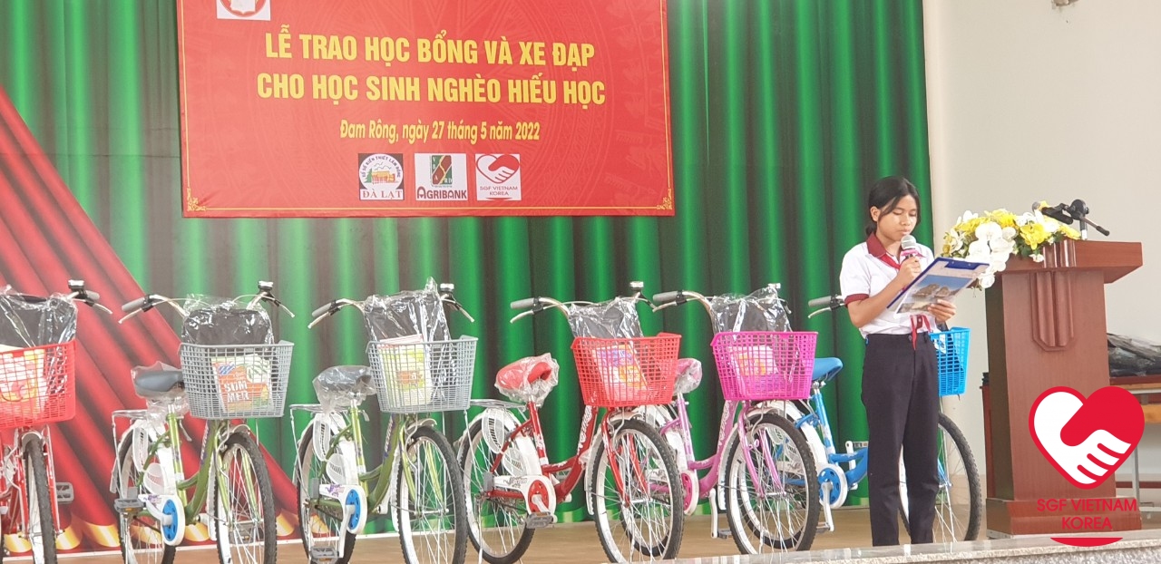 trao học bổng và quà cho học sinh Đam Rông 3