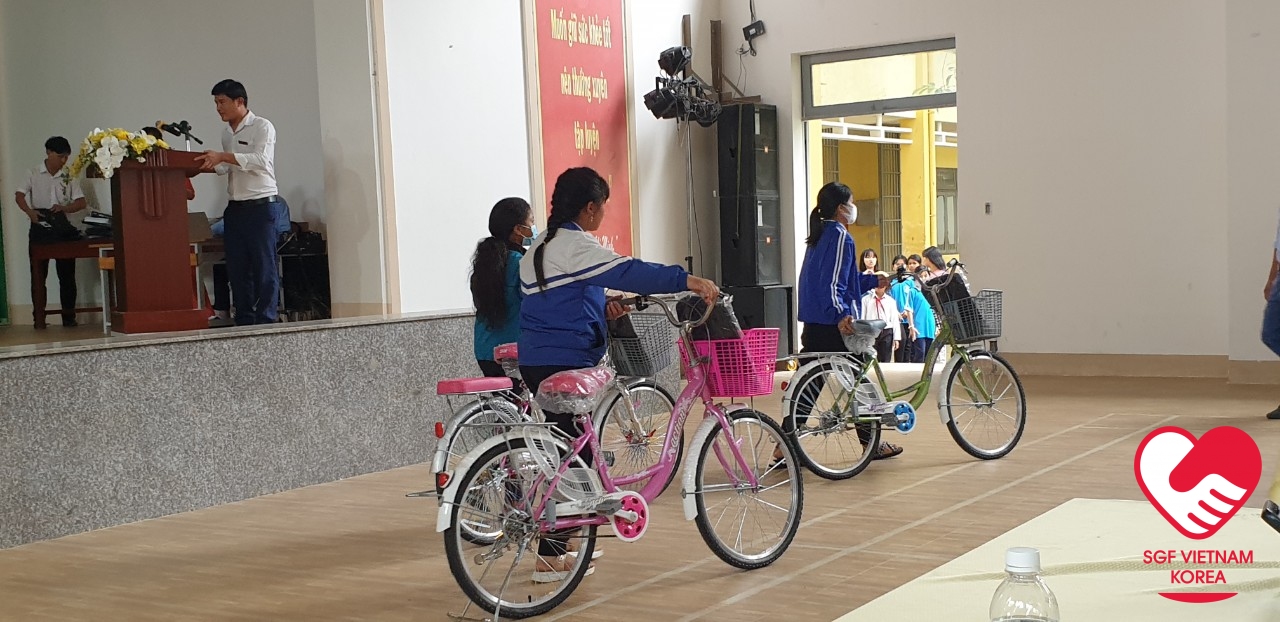 trao học bổng và quà cho học sinh Đam Rông 3