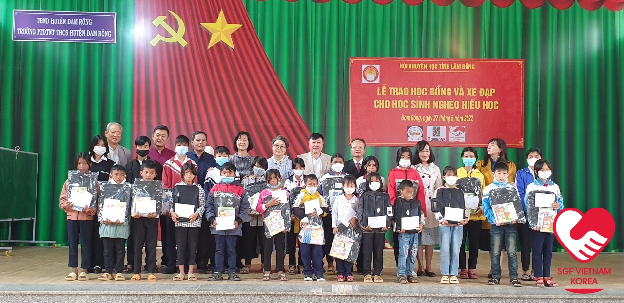 trao học bổng và quà cho học sinh Đam Rông 3