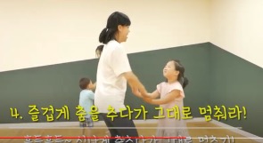 Nhảy vui vẻ rồi dừng lại