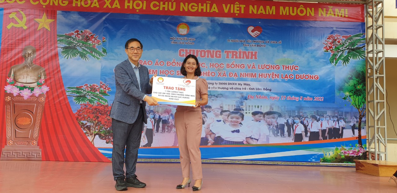 Le trao hoc bong truong mam non Da Nhim 1