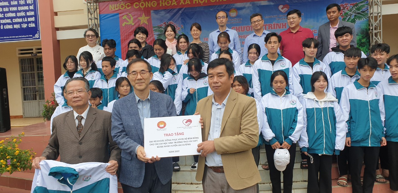 Le trao hoc bong truong mam non Da Nhim 1