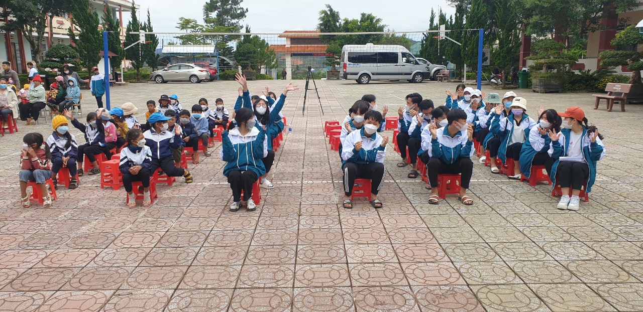 Le trao hoc bong truong mam non Da Nhim 1