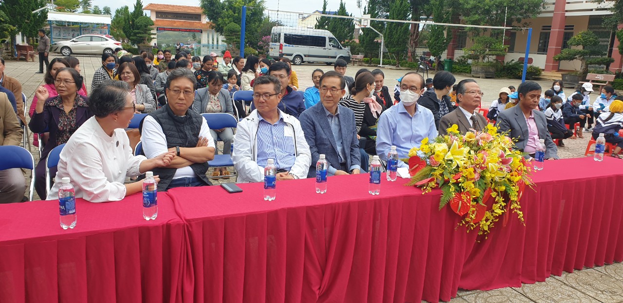 Le trao hoc bong truong mam non Da Nhim 1