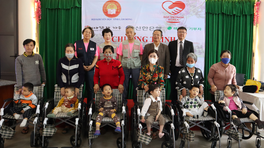 Tặng 50 chiếc xe lăn cho học sinh và người khuyết tật 2